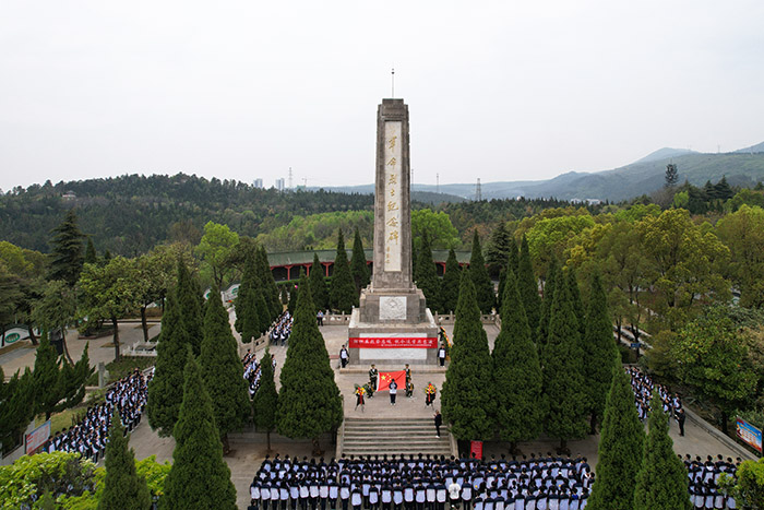 2024年4月1日，我校组织组织学生前往荆门烈士陵园开展了以“缅怀英烈祭忠魂 抚今追昔思奋进”为主题的清明节扫墓暨爱国主义教育活动副本.jpg